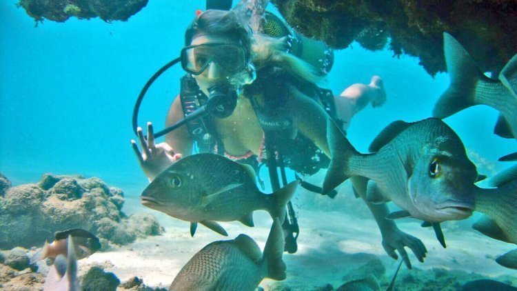 mulher mergulhando cilindro Maragogi