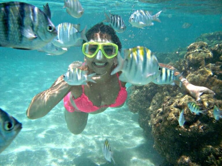 mulher mergulhando com snorkel na piscina natural de Japaratinga
