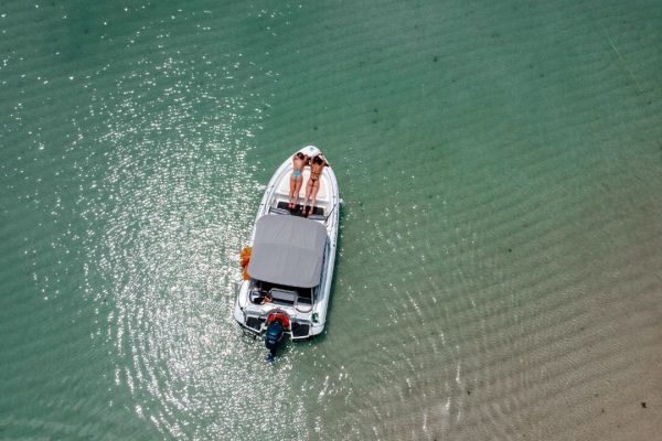 Imagem de drone, visto de cima, mulheres tomando sol na lancha em Japaratinga