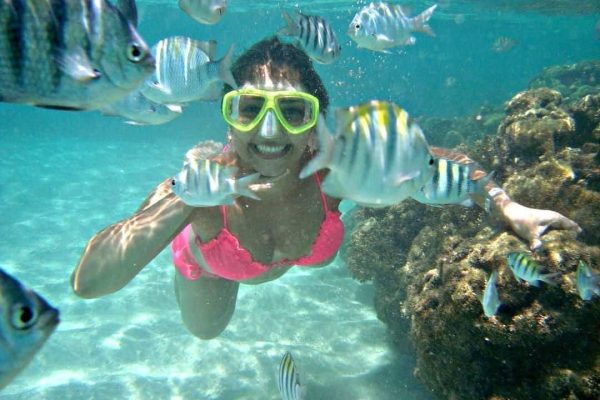 mulher mergulhando com snorkel na piscina natural de Japaratinga