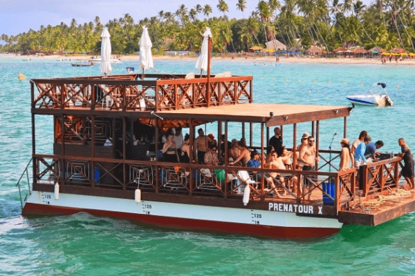 catamarã navegando em carneiros