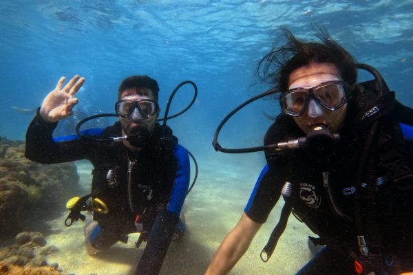 casal mergulhando com cilindro em sao jose da coroa grande